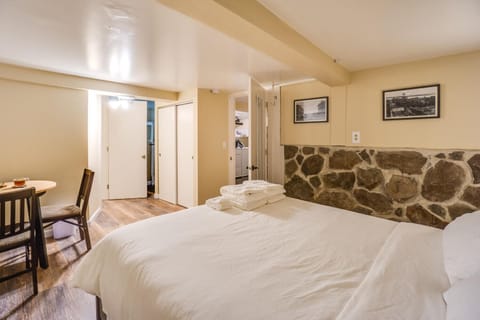 5 bedrooms, premium bedding, memory foam beds, desk