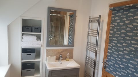 Combined shower/tub, hair dryer, towels