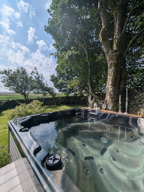 HAYLOFTS LARGE HOT TUB IN PRIVATE GARDEN