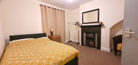 1 bedroom, desk, iron/ironing board, internet