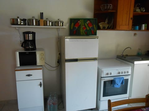 Fridge, microwave, oven, coffee/tea maker