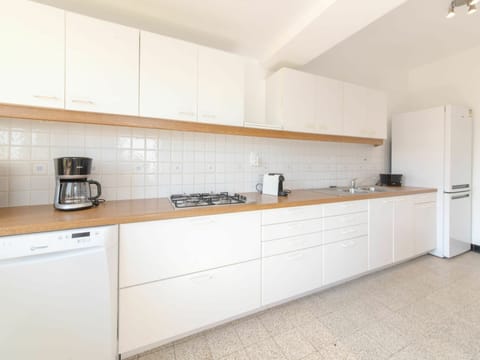 Room, Floor, Property, Interior Design, Flooring, White, Kitchen Sink, Ceiling, Kitchen, Sink