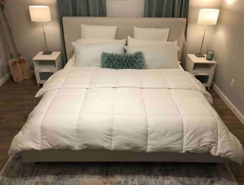 Primary bedroom with queen bed, Smart television and private En-suite