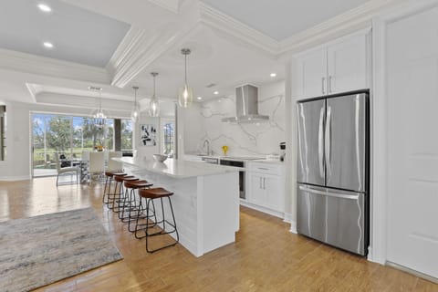 Private kitchen | Fridge, microwave, oven, stovetop