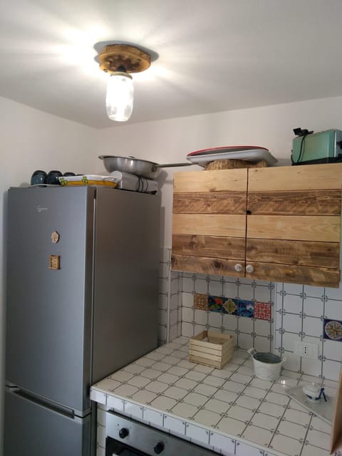 Fridge, oven, stovetop, cookware/dishes/utensils