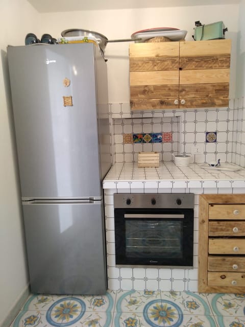 Fridge, oven, stovetop, cookware/dishes/utensils