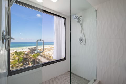 Combined shower/tub, hair dryer, towels