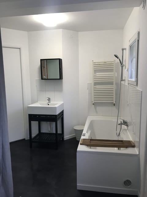 Combined shower/tub, jetted tub, hair dryer, towels