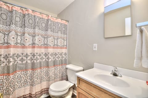 Combined shower/tub, towels