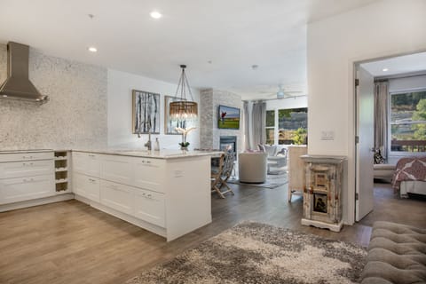 Private kitchen | Fridge, microwave, oven, stovetop