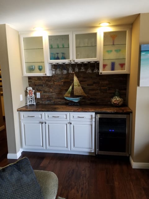 Bar area with wine/beverage frig