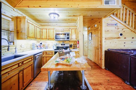 5 3 This charming cabin comes fully equipped with everything you need to whip up delicious meals and make unforgettable memories in this charming cabin.
