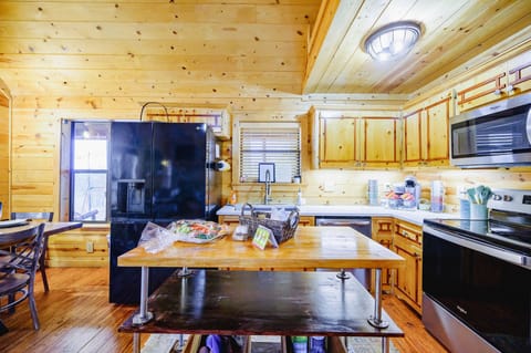 5 2 With its beautiful granite countertops, new appliances, and butcher block island, cooking has never been more enjoyable.