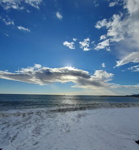 Beach nearby, sun loungers, beach towels