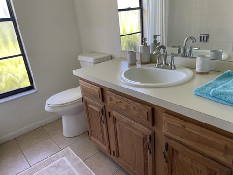 Combined shower/tub, hair dryer, towels