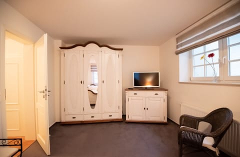 2 bedrooms, iron/ironing board, free WiFi