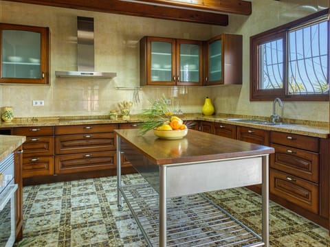 Cabinetry, Countertop, Furniture, Window, Property, Table, Tap, Building, Kitchen, Wood