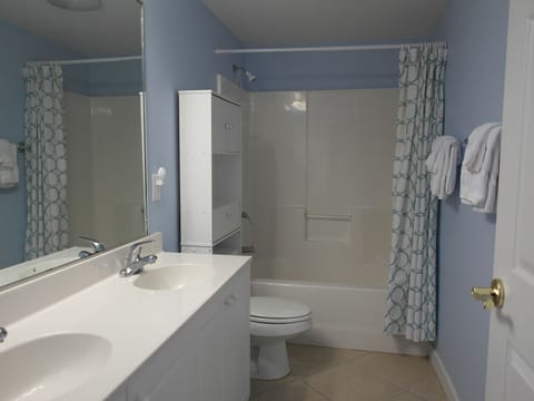 Combined shower/tub, hair dryer, towels