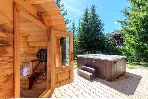 You'll love the private sauna and outdoor hot tub!