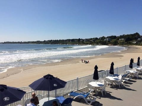 Beach nearby, sun loungers, beach towels