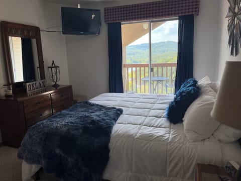 Master King with adjustable mattress.