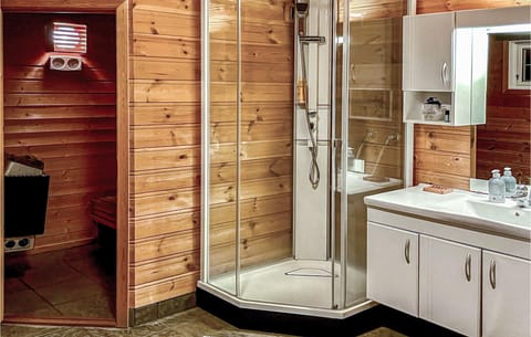 Combined shower/tub, towels