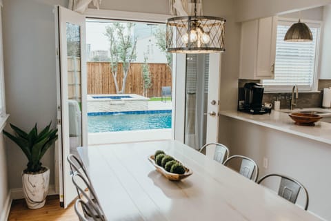 Private kitchen | Fridge, microwave, oven, stovetop