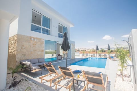 Outdoor pool, sun loungers