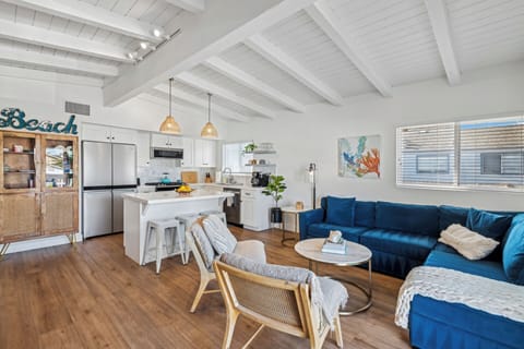 Upstairs living room, sofa bed full/standard, fireplace, ocean view!!