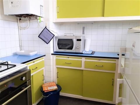 Fridge, oven, coffee/tea maker, highchair