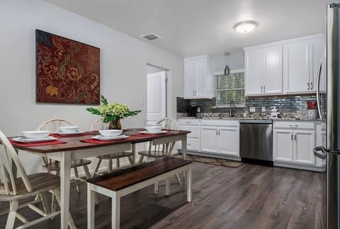 Kitchen and dining room (1)