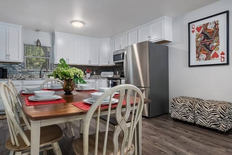 Kitchen and dining room (2)