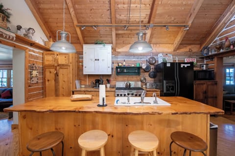 Fully equipped kitchen for entertaining