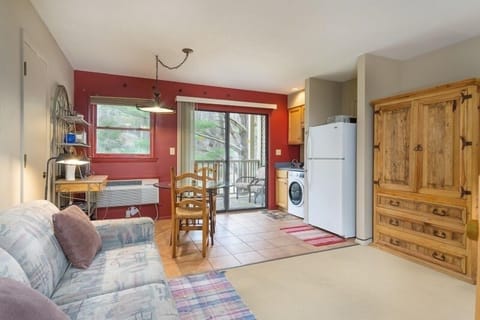 Microwave, toaster oven, griddle. Unit does not have a oven or cooktop