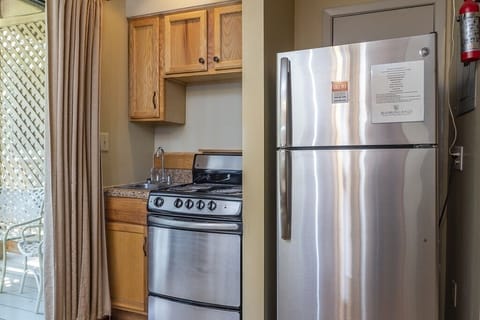 Full-size fridge, microwave, oven, stovetop