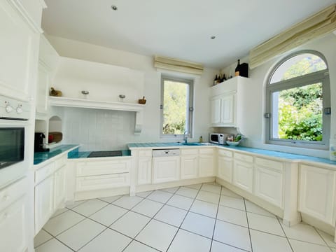 Fully equipped Provencal kitchen