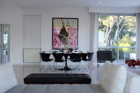 Dining area in open plan lounge 