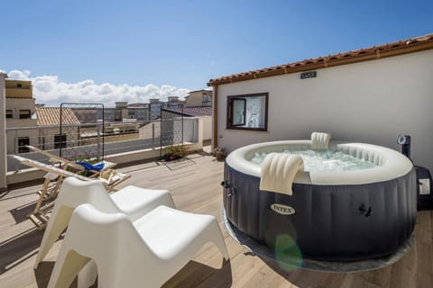 Outdoor spa tub