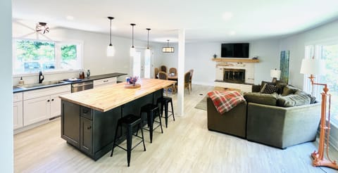 Private kitchen | Fridge, microwave, oven, stovetop