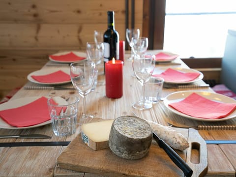 Tableware, Table, Furniture, Dishware, Stemware, Drinkware, Textile, Plate, Wine Glass