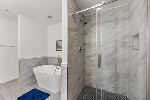 Combined shower/tub, towels