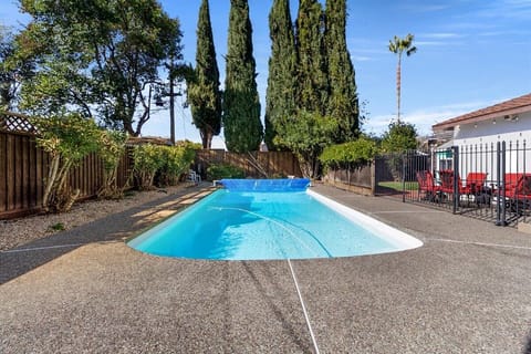 Full Size Heated in-ground Pool (heating is available for an extra daily charge)
