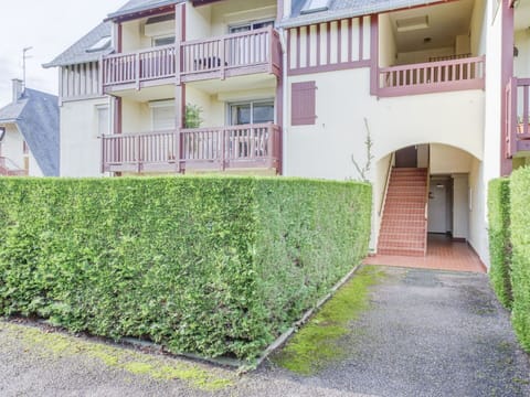 Plant, Window, Building, Land Lot, House, Urban Design, Residential Area, Grass, Real Estate