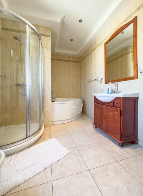 Combined shower/tub, jetted tub, hair dryer, towels