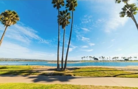 Enjoy the bay and the beach. Both are close to the cottage.