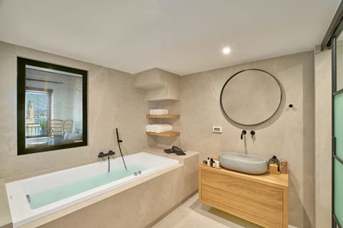 Combined shower/tub, jetted tub, hair dryer, towels