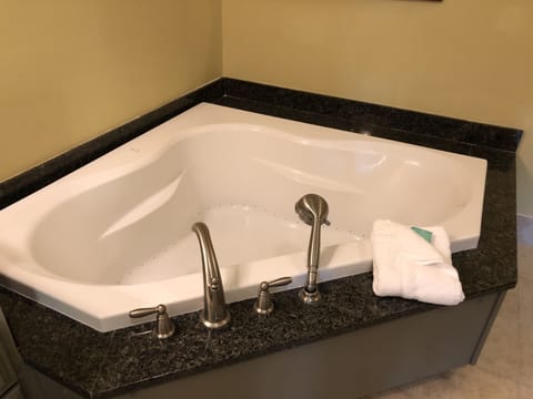 Combined shower/tub, jetted tub, hair dryer, towels