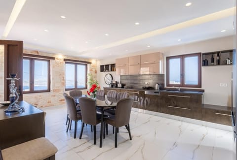 Equipped kitchen with dining area and A/C