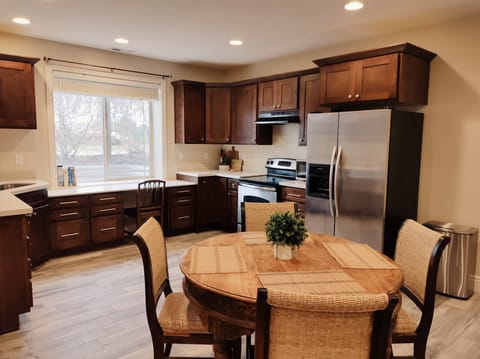 Private kitchen | Fridge, microwave, oven, stovetop