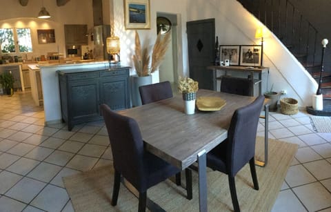 Holiday rental PLAN-D'ORGON Alpilles Provence, house to rent with all comfort, dining room for 8 people. Online reservation with Plaisirs & Maisons de Provence